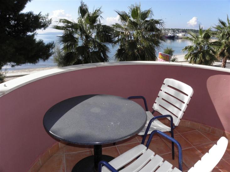 Apartment A8, for 6 persons