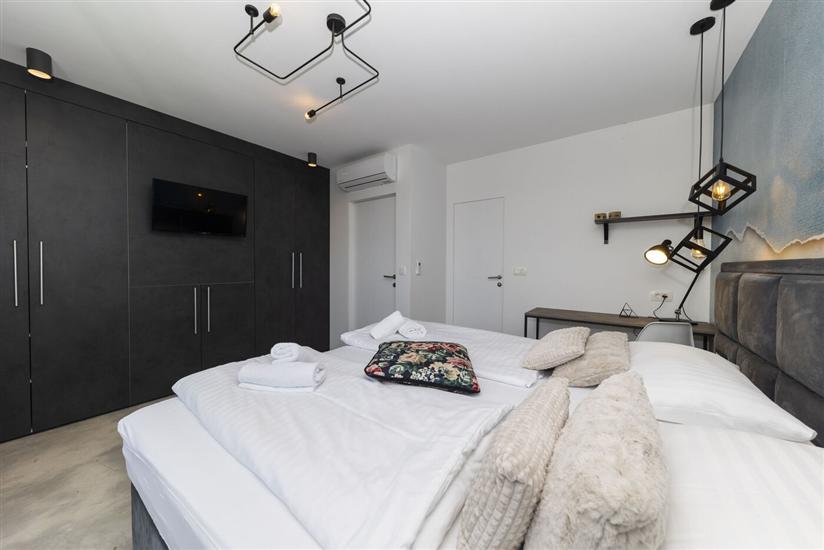 House K1, for 26 persons