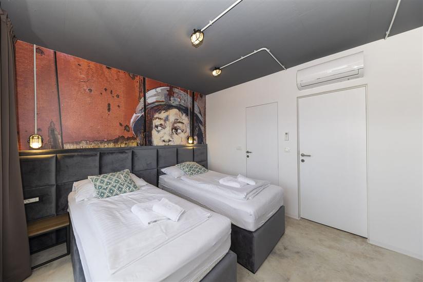 House K1, for 26 persons