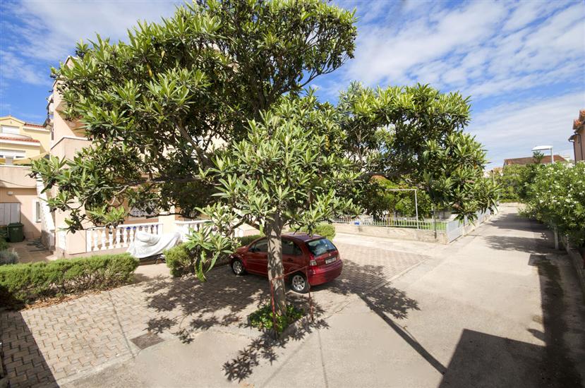 Apartments and Rooms Mladen