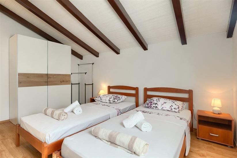 House K1, for 10 persons