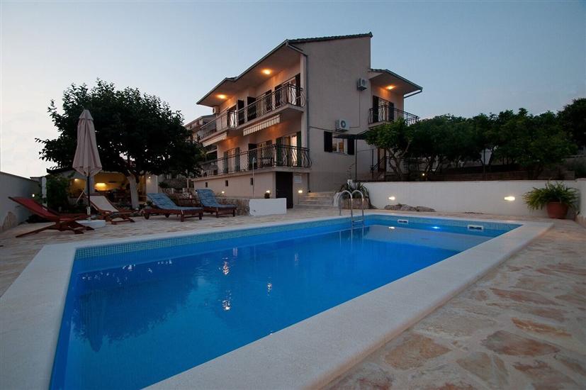 House Mrčela 200m from beach