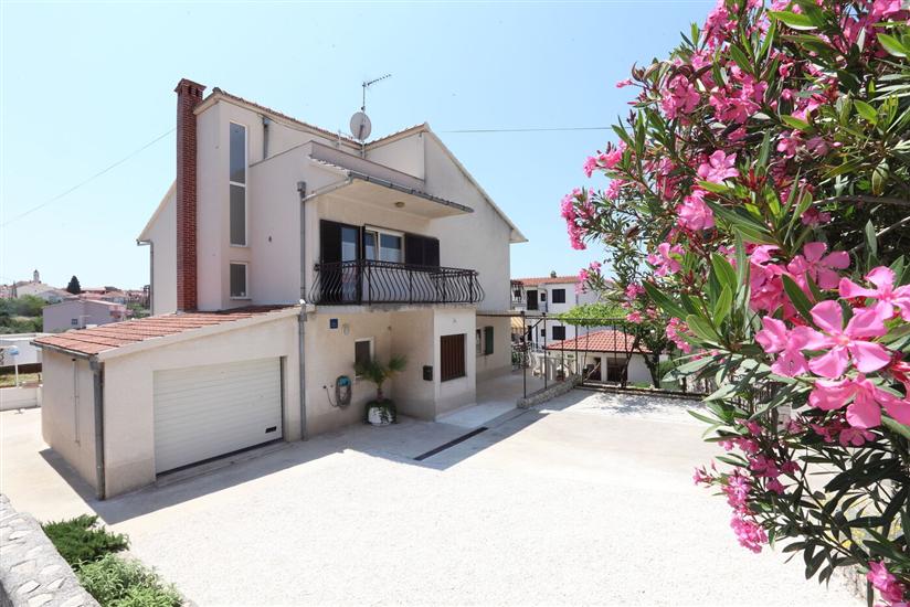 House Mrčela 200m from beach