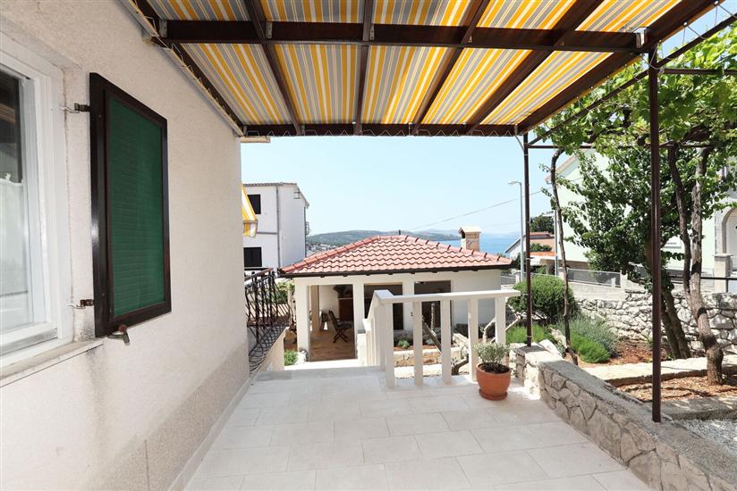 House Mrčela 200m from beach