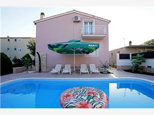 House TaGo Kastel Luksic, Size 220.00 m2, Accommodation with pool