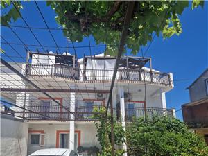 Apartamenty Sunny Corner Tribunj, Powierzchnia 60,00 m2, Odległość do morze mierzona drogą powietrzną wynosi 210 m, Odległość od centrum miasta, przez powietrze jest mierzona 500 m
