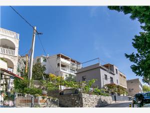 Apartments Ozren Omis, Size 150.00 m2, Airline distance to the sea 150 m, Airline distance to town centre 150 m