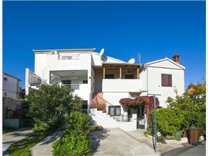 Apartment Grdelin Biograd, Size 75.00 m2, Accommodation with pool, Airline distance to town centre 20 m