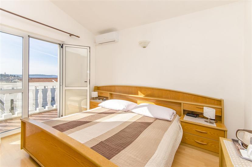 Room S1, for 2 persons