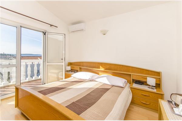 Room S1, for 2 persons