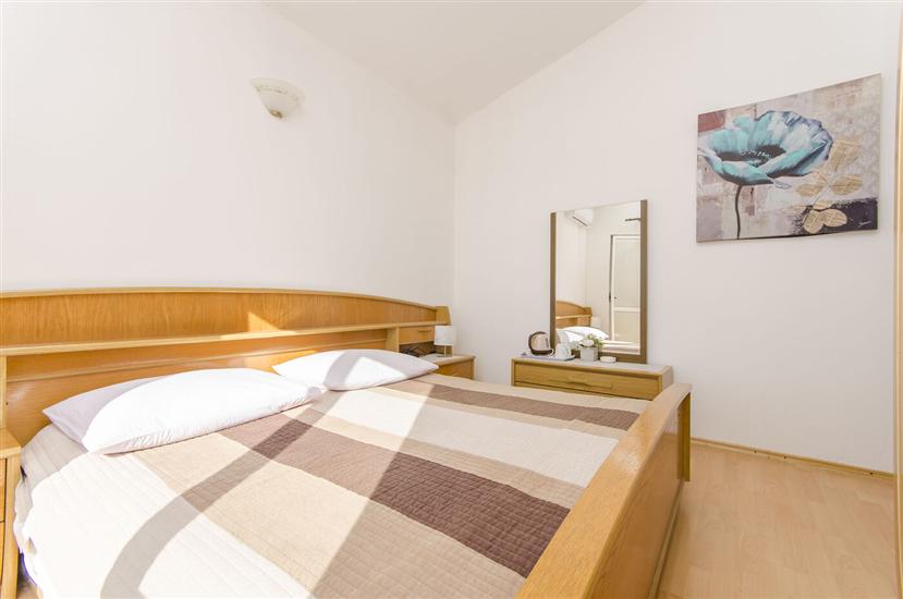 Room S1, for 2 persons