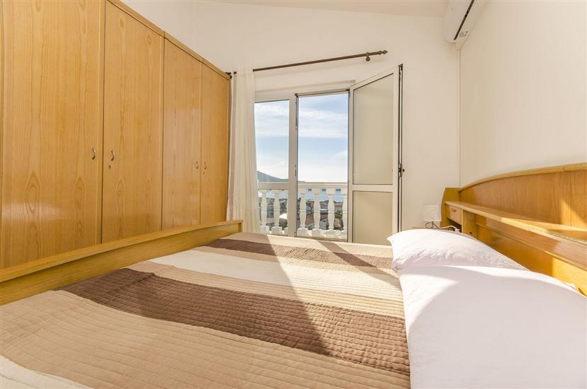 Room S1, for 2 persons