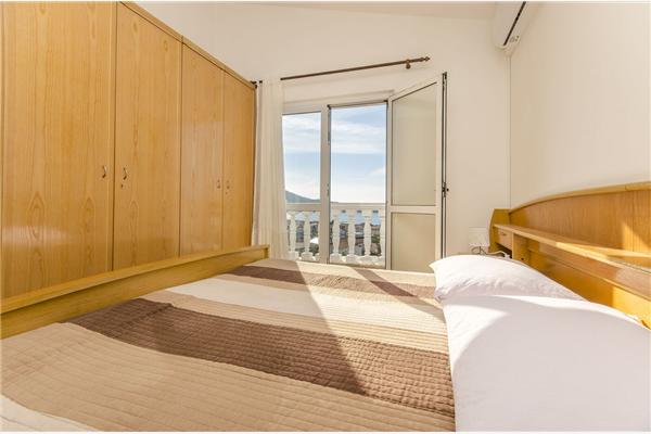 Room S1, for 2 persons