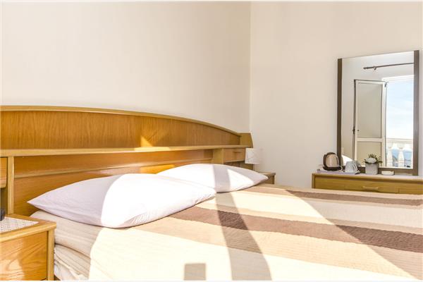 Room S1, for 2 persons