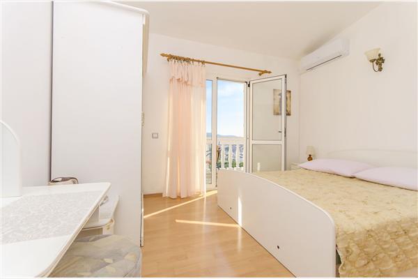 Room S2, for 2 persons