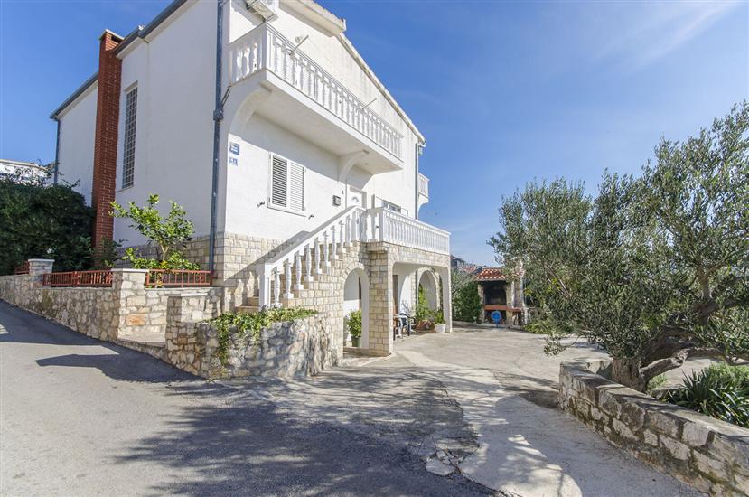 Apartment and Rooms Radojka