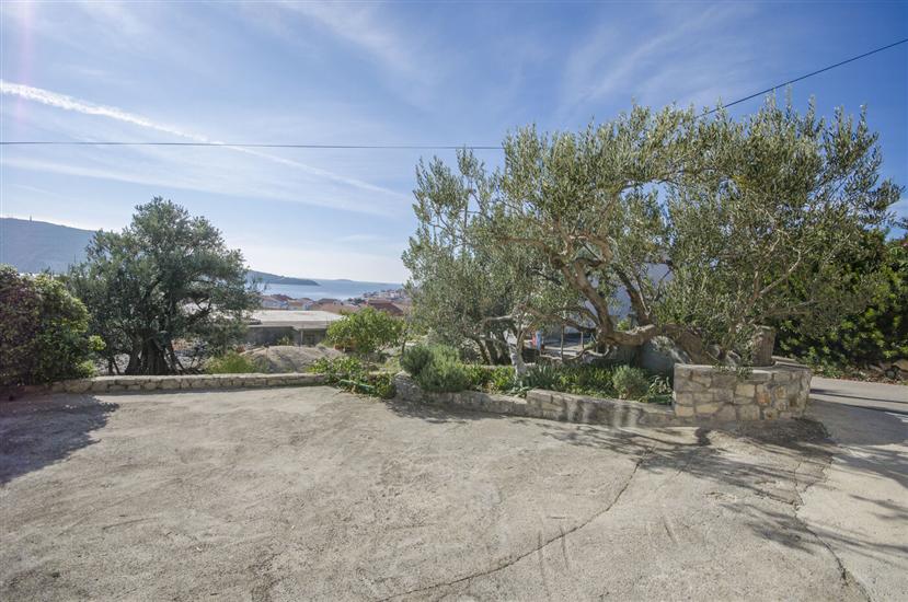 Apartment and Rooms Radojka