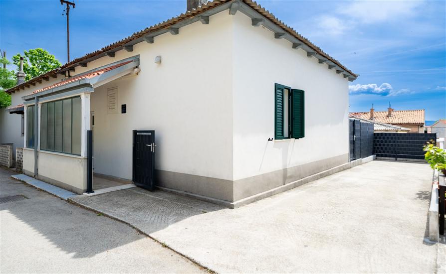 House Cute house with jacuzzi