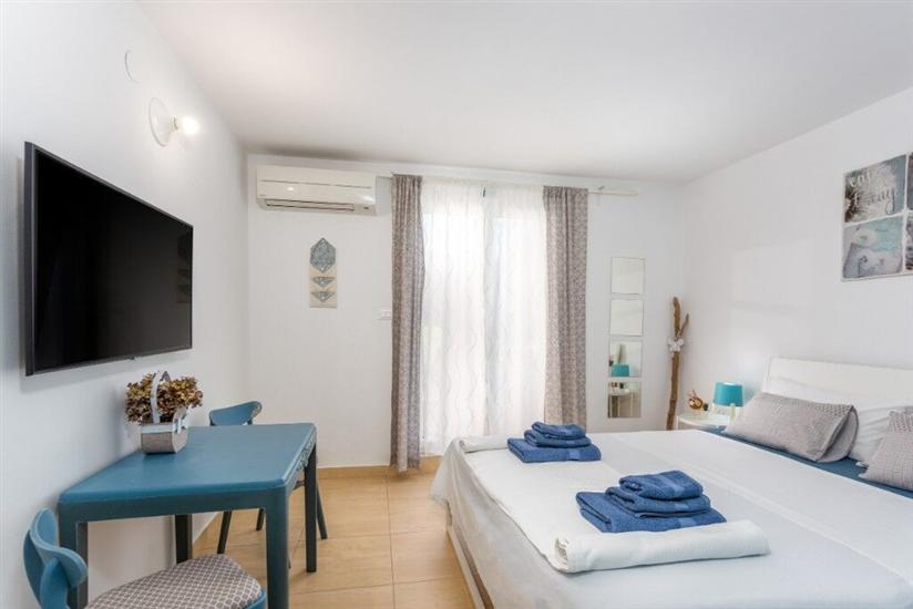 Room S1, for 2 persons