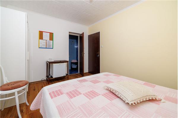 Room S1, for 2 persons