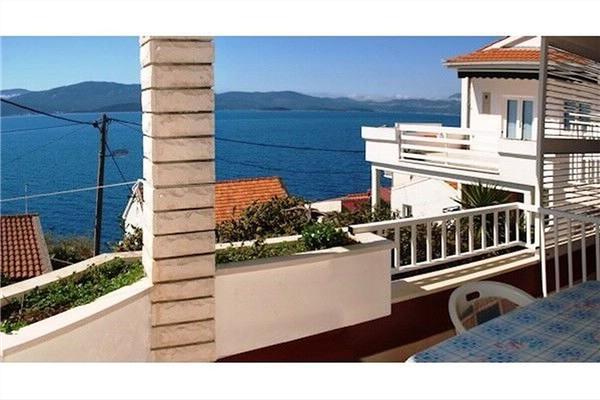 Room S1, for 3 persons