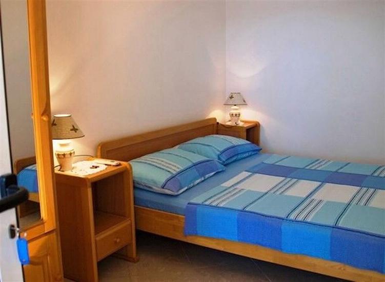 Room S1, for 3 persons