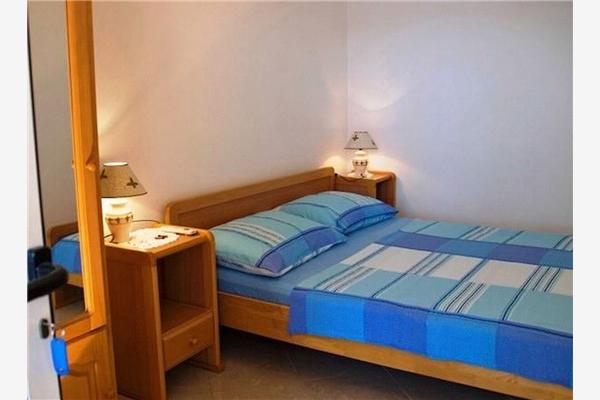 Room S1, for 3 persons