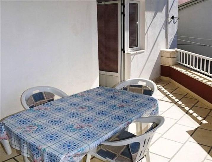 Room S1, for 3 persons