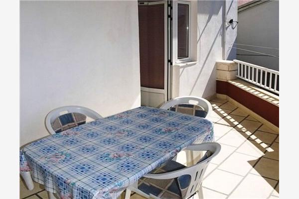 Room S1, for 3 persons