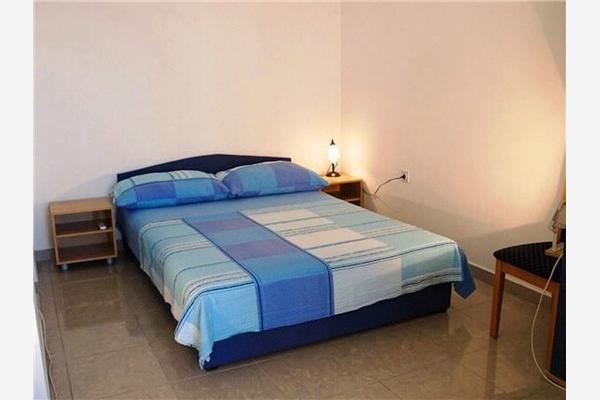Room S2, for 3 persons