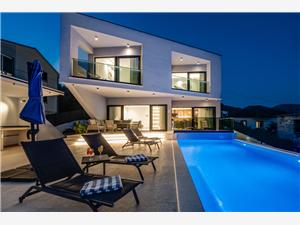 Villa Summer side Marina, Size 270.00 m2, Accommodation with pool, Airline distance to town centre 300 m
