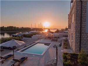 Villa Silvana Bilice, Size 250.00 m2, Accommodation with pool, Airline distance to the sea 20 m