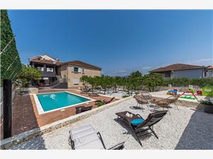 Apartments Piveta Okrug Gornji (Ciovo), Size 100.00 m2, Accommodation with pool, Airline distance to the sea 100 m