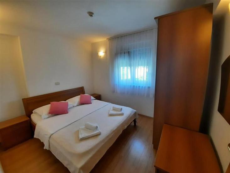 Apartment A10, for 8 persons