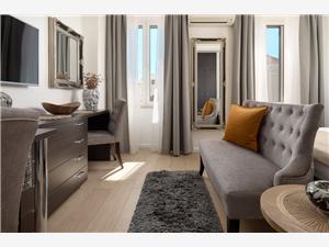Apartments Studios 81 Split and Trogir riviera, Size 32.00 m2, Airline distance to town centre 50 m