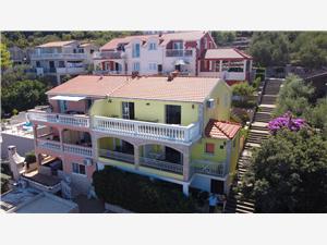 Apartments Dijana , Size 100.00 m2, Airline distance to the sea 30 m, Airline distance to town centre 300 m