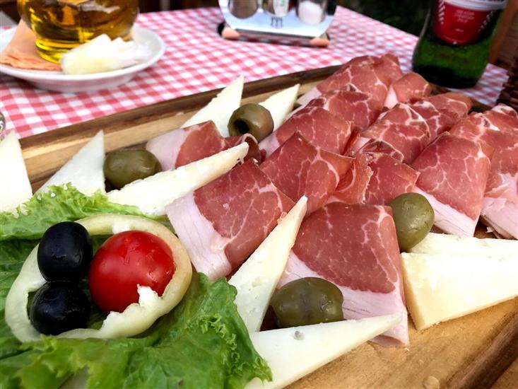 Apartments Mandre near sea