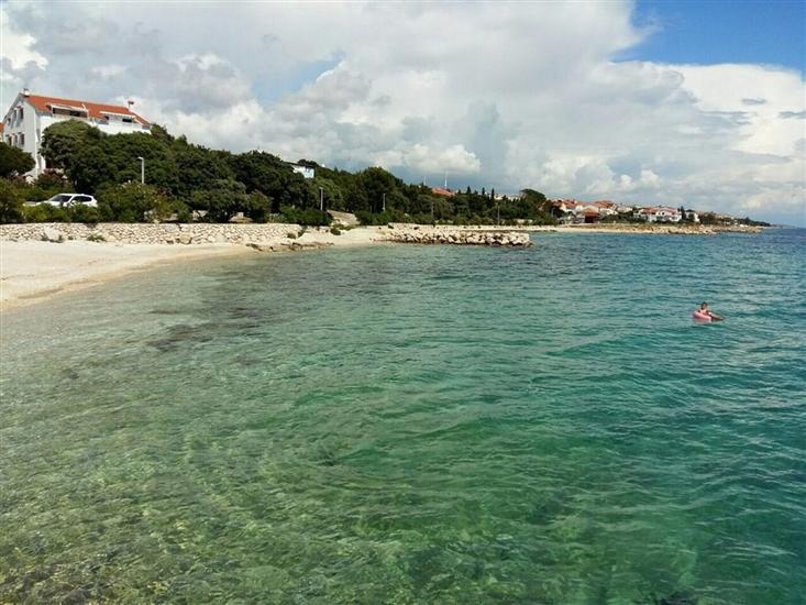 Apartments Mandre near sea