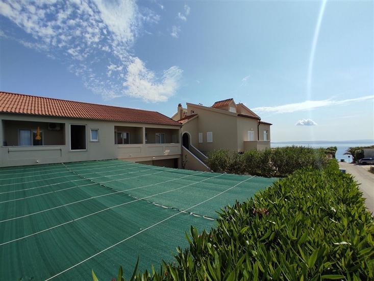 Apartments Mandre near sea