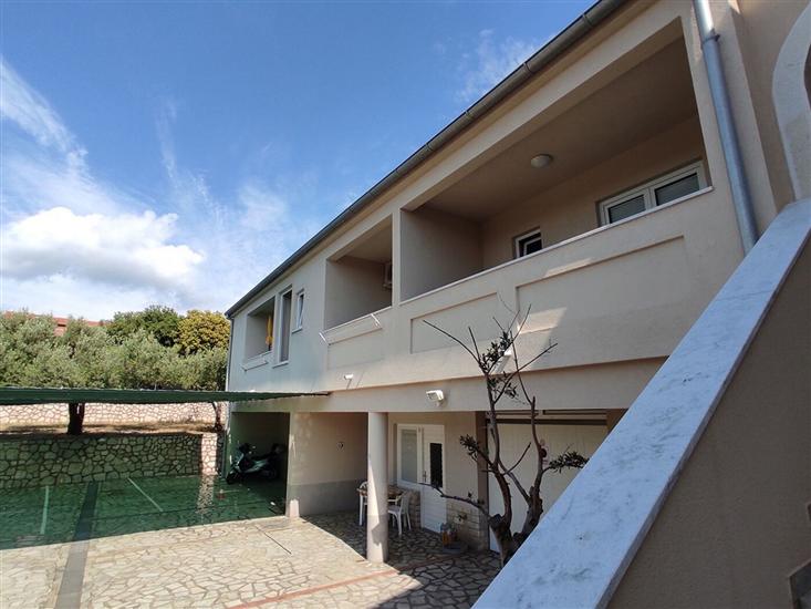 Apartments Mandre near sea