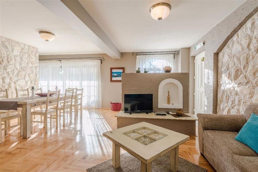 Apartment A6, for 8 persons