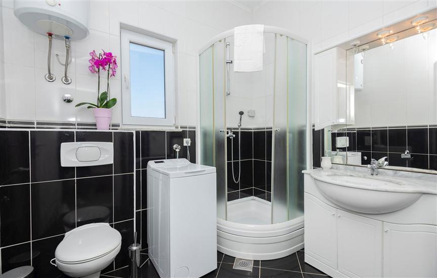 Hiša K1, na 10 osebe