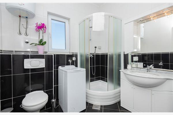 Hiša K1, na 10 osebe