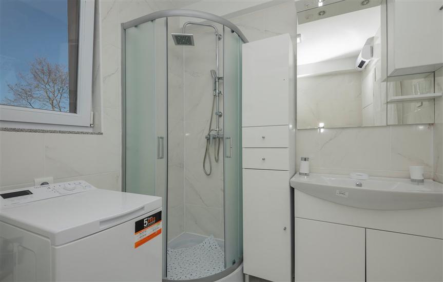 Hiša K1, na 10 osebe