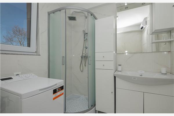 Hiša K1, na 10 osebe