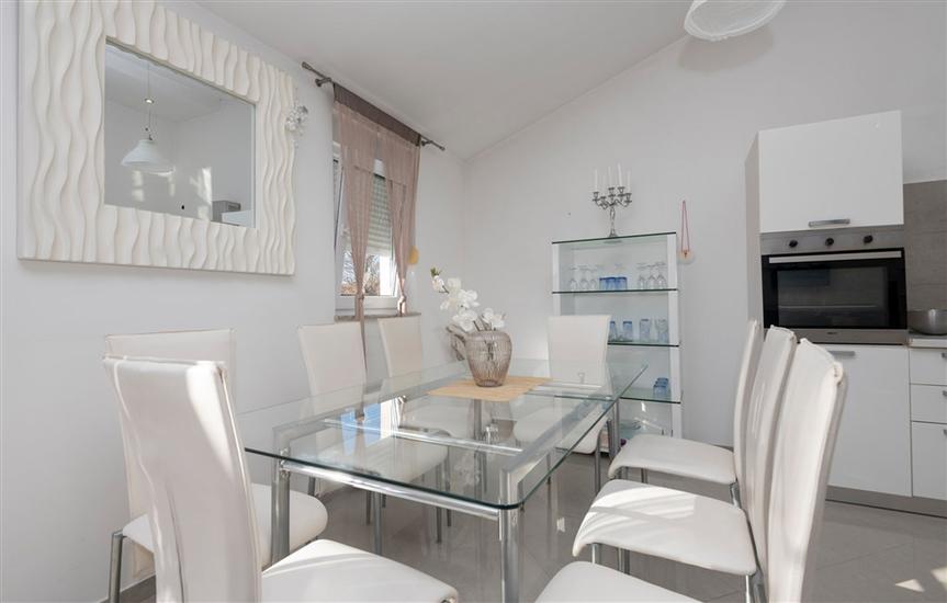 Hiša K1, na 10 osebe