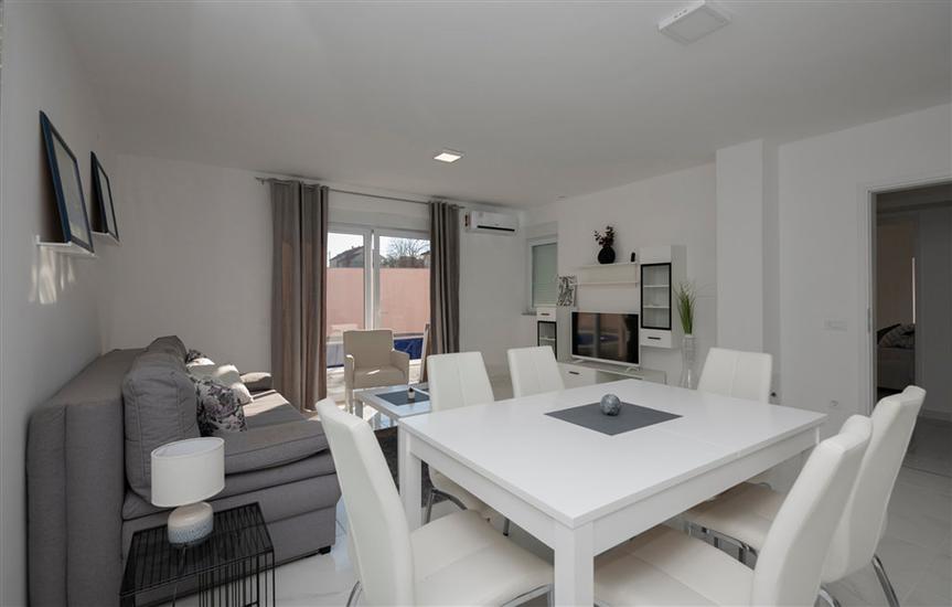 Hiša K1, na 10 osebe