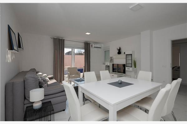 Hiša K1, na 10 osebe