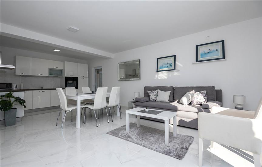 Hiša K1, na 10 osebe