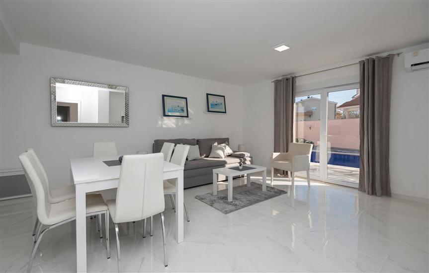 Hiša K1, na 10 osebe